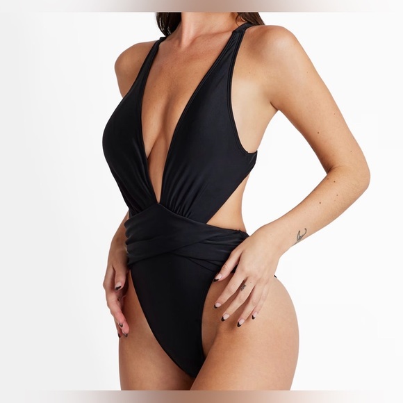 Cupshe Mindful Solids Deep Onyx Plunge Black One Piece - Picture 1 of 6